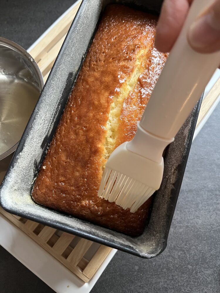 Den Kuchen mit der erwärmten Aprikosenmarmelade bestreichen.