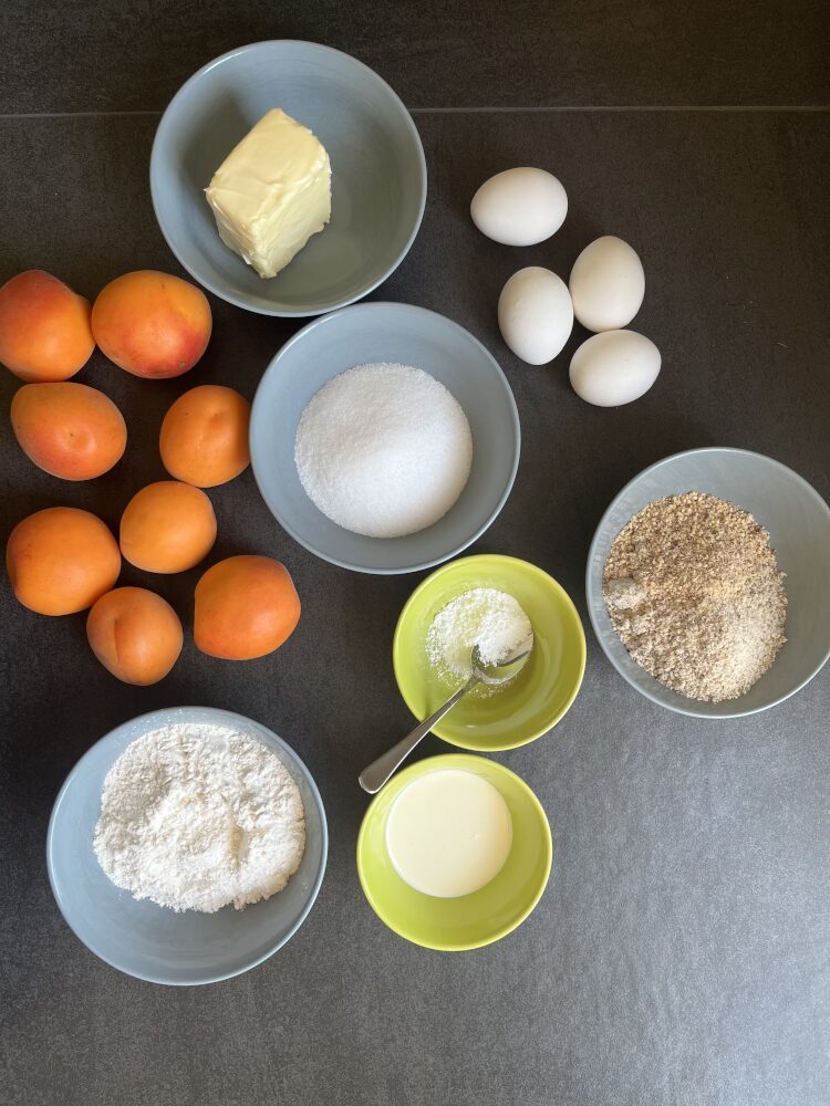 Die Zutaten für den Aprikosenkuchen