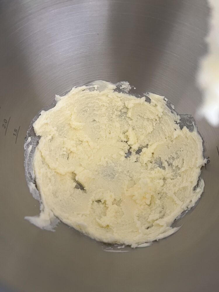 Die Butter mit dem Zucker schaumig schlagen