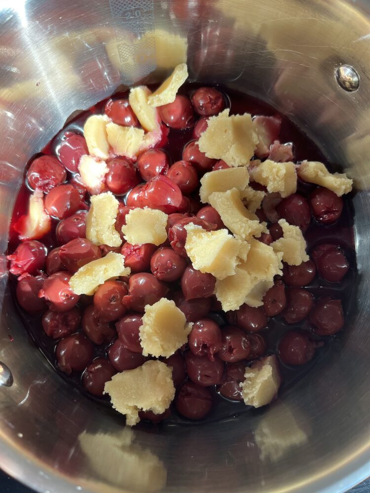 Die Kirsch-Marzipan-Füllung kochen