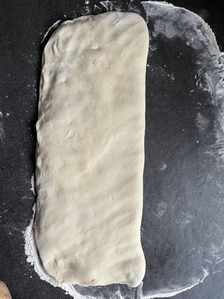 Den Teig der Länge nach zusammenklappen