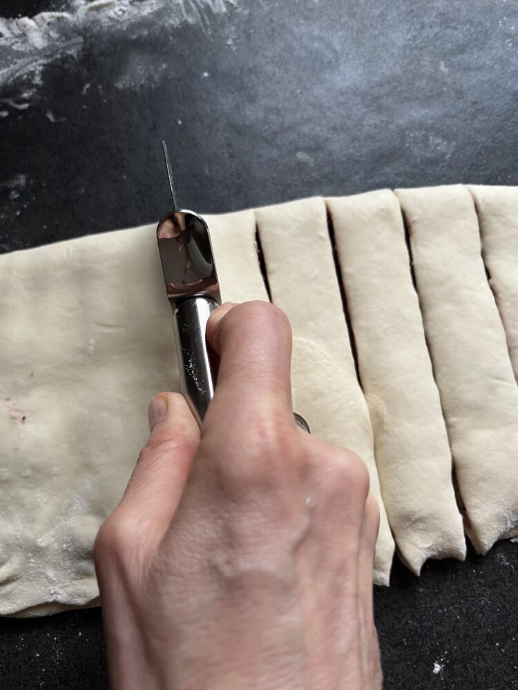 2 cm breite Streifen quer vom zusammengeklappten Teig abschneiden